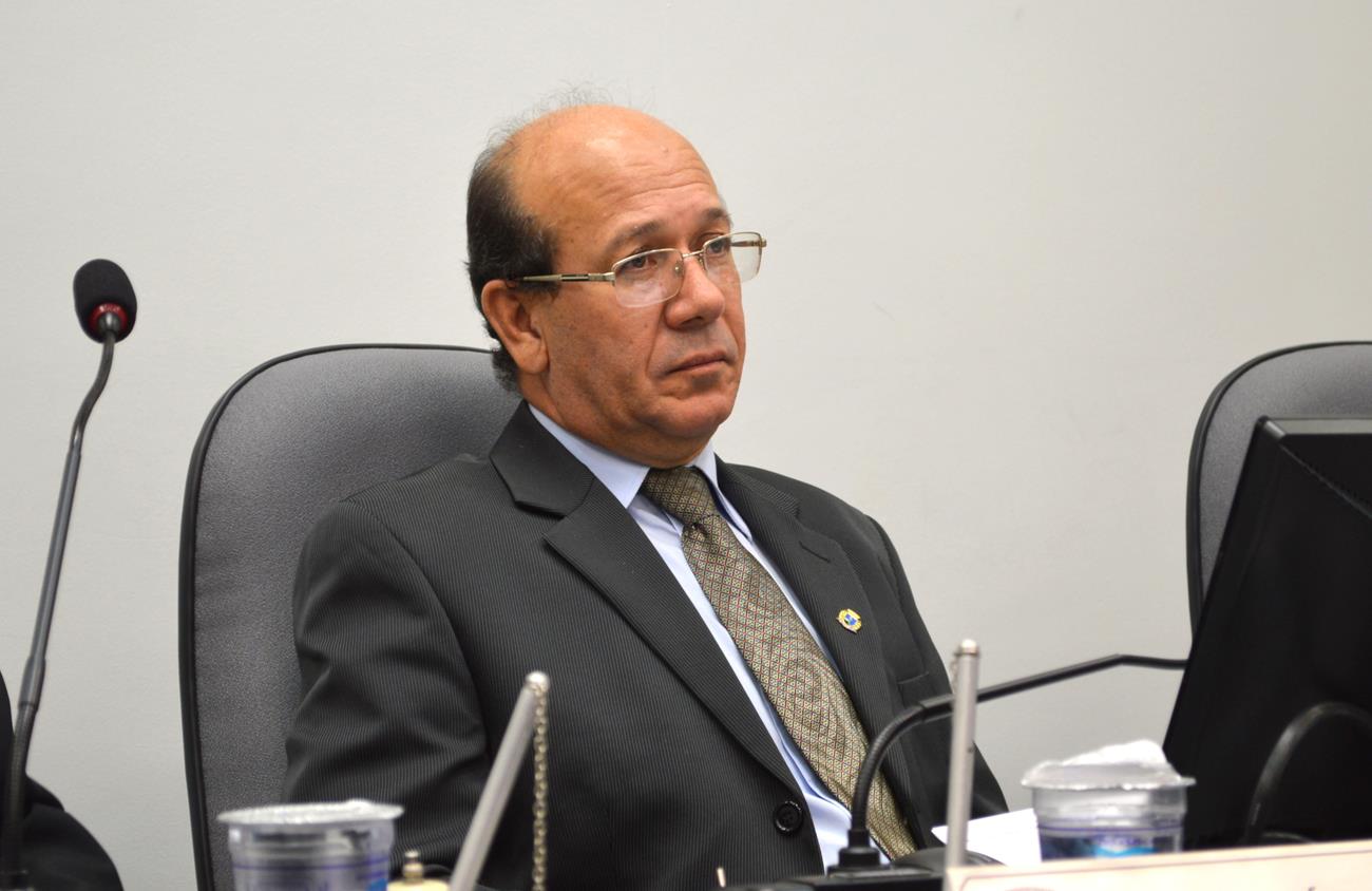 João Elias faz solicitação por recape asfáltico e limpeza de terrenos